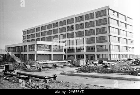 Questa è la vista esterna del nuovo edificio della Biblioteca Universitaria dell'Universty of Warwick , Coventry . La nuova biblioteca sarà aperta ai lettori alla fine di settembre . La biblioteca è del design più moderno ; ha posti di lettura per 1250 persone e comprende studi privati , Coventry , Warwickshire , Inghilterra . 26 settembre 1966 Foto Stock