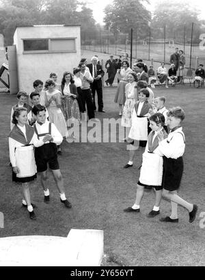 La English Folk Dance and Song Society ( Dartford Group ) tenne una serata di danza country a Central Park , Dartford , Kent , Inghilterra . Era ben frequentata da appassionati, tra cui un gruppo di alunni misti della Temple Hill County Junior School . - 1° giugno 1959 Foto Stock