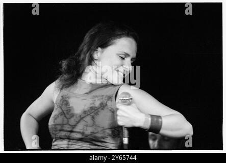 EMILIANA TORRINI, GIOVANE, CONCERTO, 2000: Una rara immagine della giovane Emiliana Torrini che suona un piccolo concerto intimo in una sala del Caerphilly Castle in Galles, Regno Unito, nell'ambito del primo Big Cheese Festival il 28 luglio 2000. Torrini era in tour con il suo album di debutto "Love in the Time of Science". Foto: Rob Watkins. INFO: Emilíana Torrini è una cantautrice islandese nota per la sua voce eterea e il suono eclettico, che fonde influenze folk, pop ed elettroniche. Meglio conosciuta per brani come "Jungle Drum" e il suo lavoro su Lord of the Rings, la sua musica è introspettiva e suggestiva. Foto Stock