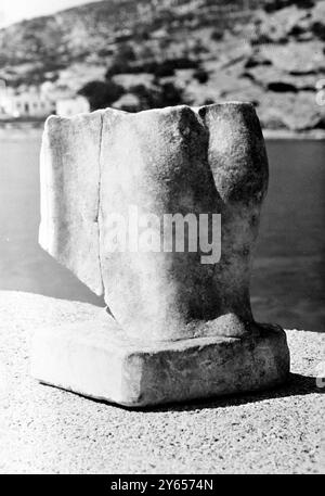 Resti di una città sconosciuta scoperti . Mentre scavava una fortezza bizantina sull' isola greca di Chios , John Boardman , sub-direttore della British Archaeological School di Atene , ha trovato i resti di un' antica città e di un tempio . Le rovine , che sembrano avere 26 secoli , sono sconosciute e non corrispondono a nessuna citata dagli antichi scrittori . Mostra fotografici - parte di una statuetta di marmo di una donna trovata nel tempio . Questo ritrovamento è particolarmente importante in quanto è il primo esemplare di lavoro degli scultori di Chio a venire alla luce . Settembre 1953 Foto Stock