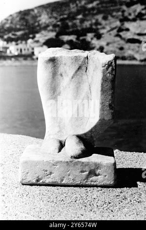 Resti di una città sconosciuta scoperti . Mentre scavava una fortezza bizantina sull' isola greca di Chios , John Boardman , sub-direttore della British Archaeological School di Atene , ha trovato i resti di un' antica città e di un tempio . Le rovine , che sembrano avere 26 secoli , sono sconosciute e non corrispondono a nessuna citata dagli antichi scrittori . Mostra fotografici - parte di una statuetta di marmo di una donna trovata nel tempio . Questo ritrovamento è particolarmente importante in quanto è il primo esemplare di opera degli scultori di Chio a venire alla luce . Settembre 1953 Foto Stock