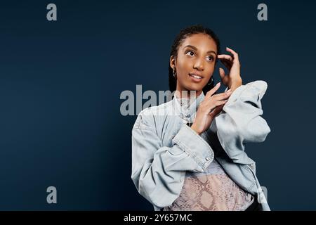 Una bella giovane donna con una posa elegante e un outfit elegante cattura la sua fiducia. Foto Stock