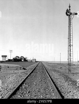 Per 400 miglia la Trans Australian Railway percorre la Nullarbor Plain . Per trecento miglia di distanza la linea si allunga dritta senza una sola curva - il tratto ferroviario rettilineo più lungo del mondo . Foto Stock