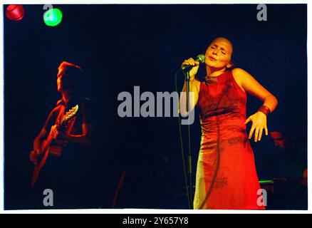 EMILIANA TORRINI, GIOVANE, CONCERTO, 2000: Una rara immagine della giovane Emiliana Torrini che suona un piccolo concerto intimo in una sala del Caerphilly Castle in Galles, Regno Unito, nell'ambito del primo Big Cheese Festival il 28 luglio 2000. Torrini era in tour con il suo album di debutto "Love in the Time of Science". Foto: Rob Watkins. INFO: Emilíana Torrini è una cantautrice islandese nota per la sua voce eterea e il suono eclettico, che fonde influenze folk, pop ed elettroniche. Meglio conosciuta per brani come "Jungle Drum" e il suo lavoro su Lord of the Rings, la sua musica è introspettiva e suggestiva. Foto Stock