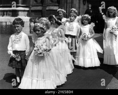 In un abito di crinoline di tulle bianco, Lady Caroline Montagu Douglas Scott lasciò la sua casa londinese per il suo matrimonio all'Abbazia di Westminster con il signor Ian Hedworth Gilmour , figlio di Sir John Gilmour . Lady Caroline , figlia ventitreenne del Duca e della Duchessa di Buccleuch , è la quarta delle damigelle della Principessa Elisabetta a sposarsi . Visto qui sposa e sposo lasciare l'Abbazia di Westminster dopo la cerimonia. Il principe Riccardo di Gloucester era una pagina. 10 luglio 1951 Foto Stock