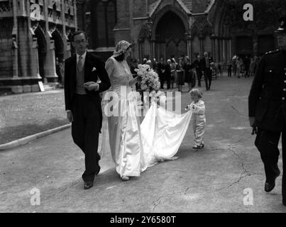 Le nozze di John Wyndham , figlio del colonnello Edward Wyndham , Late 1st Life Guards , e della signora Wyndham di Orchard Court , Portman Sqaure , WI e Pamela , figlia minore del capitano , Valentine Wyndham-Quin , figlio del V conte di Dunraven e della signora Wyndham-Quin di Christian Malford , Chippenahm , Wilts , si sono svolte a Westminster . La pagina era di 3 anni Lord Burlington e la damigella d'onore di 4 anni Emma Cavendish, 24 luglio 1947 Foto Stock