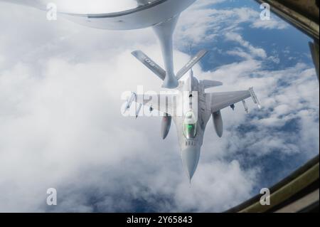 Un F-16CM Fighting Falcon della U.S. Air Force operato dal 179th Expeditionary Fighter Squadron si avvicina a un KC-135 Stratotanker per il rifornimento aereo Foto Stock