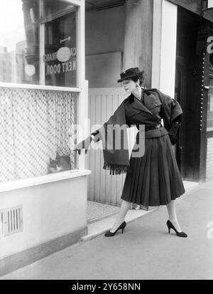 Christian Dior London ha mostrato la sua collezione invernale di metà stagione al suo Maddox Street Salon . Va et Vient , una creazione in lana Shetland fatta a mano con gonna a pieghe . 22 settembre 1955 Foto Stock