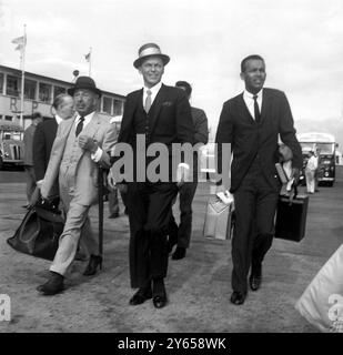 Sinatra e Martin arrivano. Londra ; attraversate l'asfalto all'aeroporto di Londra dopo essere arrivati dall'America questa sera ci sono le famose star del canto americano, Frank Sinatra (centro ) e Dean Martin (dietro Sinatra ) . Sono qui per lavorare nella "Road to Hong Kong", le cui riprese sono iniziate agli Shepperton Studios il 2 agosto. Bob Hope e Bing Crosby , anch' essi partecipanti al film , sono arrivati all' inizio della settimana . E' la prima visita di Sinatra in questo paese da tre anni. 4 agosto 1961 Foto Stock