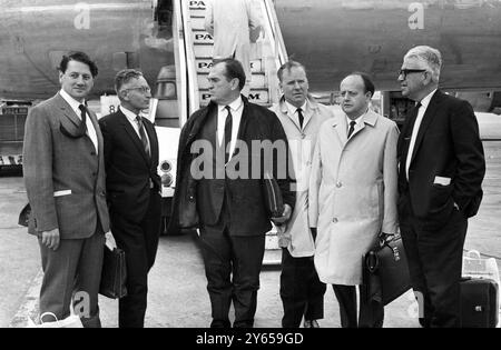 Aeroporto di Londra ; lasciando l' aeroporto di Londra ( Heathrow ) questo pomeriggio , sei deputati laburisti sono diretti negli Stati Uniti per discutere con i loro membri del Congresso americano le modalità per porre fine alla guerra in Vietnam . La squadra di sei persone da sinistra a destra ; Norman Atkinson , deputato per Tottenham , Londra , Frank Alluan , Salford ( e Lancashire ) Russell Kerr , Feltham , Londra , Stanley orme , Salford ( West Lancashire ) John Mendelson , Penistone , Yorkshire e Ian Mikado deputato per Poplar , Londra . 5 settembre 1967 Foto Stock