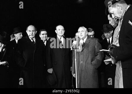 Il primo ministro britannico Harold Wilson (a destra) è raffigurato al suo arrivo alla base dell'aeronautica militare Andrews a Washington per un colloquio con il presidente Johnson. In questa foto si vedono anche il ministro degli Esteri britannico Patrick Gordon Walker (a sinistra con il tubo ); il ministro della difesa Denis Healey (a destra di Walker ); Dean Rusk , Segretario di Stato degli Stati Uniti , (al centro) e dietro e tra Rusk e Wilson , Lord Harlech , ambasciatore britannico negli Stati Uniti . 8 dicembre 1964 Foto Stock