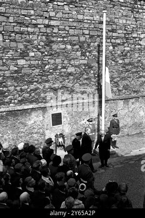 In questo punto dietro le mura della prigione di Kilmainham cinquant' anni fa , gli inglesi giustiziarono quattordici uomini per aver guidato lo sfortunato Rising di Pasqua del ... nella speranza di autodeterminazione per l' Irlanda . Un quindicesimo uomo , condannato a morte ma poi rimproverato a causa della sua nascita americana fu Eamonn de Valera , ora presidente d' Irlanda , che questo fine settimana mise sul posto una corona di commemorazione durante le cerimonie di anniversario . - 11 aprile 1966 Foto Stock