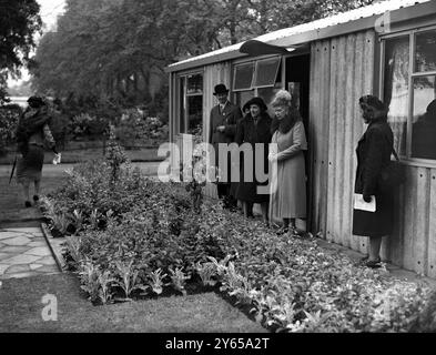 I membri della famiglia reale hanno avuto un' anteprima questo pomeriggio del Chelsea Flower Show , che aprirà domani dopo un periodo di otto anni nel parco del Royal Hospital , Chelsea . Nonostante le difficoltà del dopoguerra e le condizioni meteorologiche avverse , lo spettacolo si avvicina agli standard pre-bellici . Giardini formali e rocciosi, con tendoni ammassati di tulipani, piselli dolci e piante da hothouse, rendono lo spettacolo un tripudio di colore. Una caratteristica che cattura l'attenzione dell'austerità Briton del 1947 e' un delizioso piccolo giardino disegnato intorno ad un prefabbricato dai membri del WVS. Vista qui, sua Maestà la Regina Mary ha mostrato una grande int Foto Stock