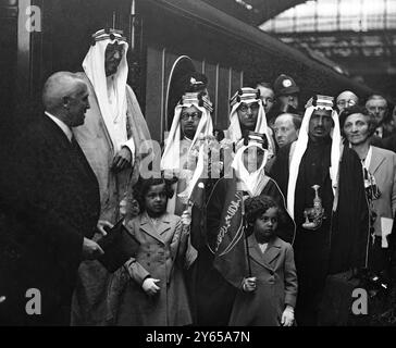 L'Emiro Sa' ud - Principe ereditario dell'Arabia Saudita - ha lasciato Victoria Station a Londra per tornare a casa dopo aver fatto la sua prima visita in Gran Bretagna l'Emiro ha appena portato alla liberazione del capitano Joseph Chamberlain - figlio di Sir Ansten Chamberlain - che era stato nelle mani delle tribù Wahahi per una settimana foto mostra l'Emiro Sa' ud con la sua festa alla partenza da Victoria il 22 luglio 1935 Foto Stock