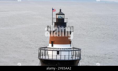 Faro di Plum Beach di fronte al ponte Jamestown, Rhode Island Foto Stock