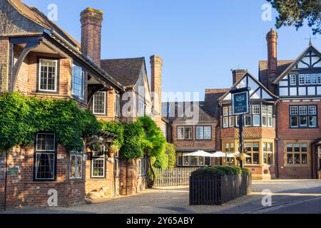 Beaulieu - il Montagu Arms Hotel è un edificio in stile Arts and Crafts nel villaggio di Beaulieu vicino a Brockenhurst New Forest Hampshire Inghilterra Regno Unito GB Europa Foto Stock