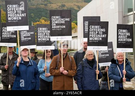 Edimburgo Scozia, Regno Unito 24 settembre 2024. La società per la protezione dei bambini non ancora nati manifestanti al di fuori del Parlamento scozzese per protestare contro l'introduzione di zone cuscinetto. credito sst/alamy notizie in diretta Foto Stock