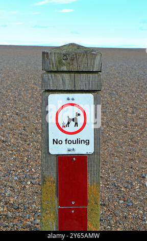 Un cartello che indica che non vi sono incrostazioni all'ingresso della spiaggia sulla costa nord del Norfolk a Salthouse, Norfolk, Inghilterra, Regno Unito. Foto Stock