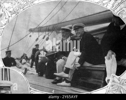 A bordo del fratello lo yacht del Kaiser Meteor : il principe Enrico di Prussia (all'estremità sinistra del gruppo anteriore) gode di una battuta , Cowes Week , Isola di Wight , Inghilterra . 9 agosto 1913 Foto Stock