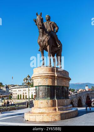 Un monumento al grande rivoluzionario macedone Goce Delchev, situato in Piazza Macedonia a Skopje. Foto Stock