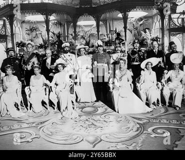 "Oh che bella guerra" - Back Row: Diplomat italiano (Anthony Morton); Sir Edward Grey (Ralph Richardson); Presidente Poincare (Ian Holm); zar (Paul Daneman); Arciduchessa (Ruth Kettlewell); Arciduca (Wensley Pithey); Kaiser (Kenneth More); generale von Moltke (John Clements); Berchtold (John Gielgud) addetto militare turco ( Steve Plytas ) Front : Lady Grey ( Meriel Forbes ) ; Madame Poincare ( Stella Courtney ) ; la zarina ( Abate di Pamela ) ; il Kaiserin ( Elizabeth Craven ) ; Lady von Moltke ( Ruth Gower ) ; Lady Berchtold ( Kathleen Helme Foto Stock