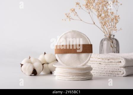Tamponi di cotone riutilizzabili per rimuovere il trucco. Concetto minimalista e sostenibile per una routine di autocura etica e senza sprechi. Foto Stock