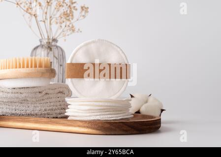 Tamponi di cotone riutilizzabili per rimuovere il trucco. Concetto minimalista e sostenibile per una routine di autocura etica e senza sprechi. Foto Stock