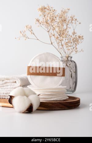 Tamponi di cotone riutilizzabili per rimuovere il trucco. Concetto minimalista e sostenibile per una routine di autocura etica e senza sprechi. Foto Stock