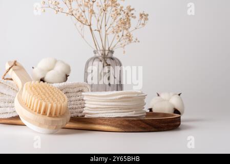 Tovaglioli di cotone riutilizzabili per il trucco, spazzola da bagno in legno e asciugamani morbidi. Concetto minimalista e sostenibile per un routi etico e senza sprechi di auto-cura Foto Stock