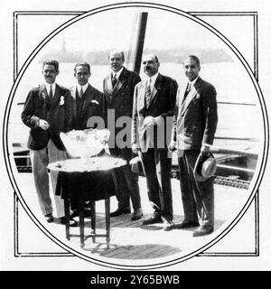 I vincitori della Coppa Davis la squadra francese di tennis sul prato a bordo della Francia a New York , USA . (Da L a R) MM Jean Brugnon; Henri Cochet; Jean Tillier (ufficiale di spedizione); Pierre Gillou (capitano) e Rene Lacoste. La Francia ha battuto USA 3-2 , Germantown Cricket Club , Philadelphia , PA , USA 1° ottobre 1927 Foto Stock