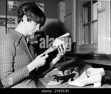 La ventunenne Gwen Morgan di Swansea è vista con le scarpe complete che lei e altri studenti hanno realizzato al dipartimento di Moda e tessile dell'Hornsey College of Art di Londra Nord, Inghilterra. 27 novembre 1967 Foto Stock