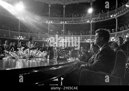 Kennedy come conferenza OAS San Jose Costa Rica - il presidente degli Stati Uniti John F Kennedy siede al tavolo delle conferenze nel Teatro Nazionale qui il 19 marzo 1963, mentre la conferenza dell'Organizzazione degli Stati americani inizia. Il Presidente Ydigoras Fuentes di Guatamala siede sulla destra del signor Kennedy. Per proteggere i paesi latinoamericani dalla sovversione comunista castrista, i presidenti hanno concordato di tenere una riunione di funzionari della sicurezza a livello di gabinetto entro quattro settimane per pianificare misure per fermare il flusso di denaro comunista , propaganda e armi da Cuba Foto Stock