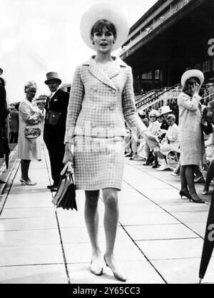 La modella inglese Jean Shrimpton , che ha scioccato le donne alla moda australiane indossando un abito fatto in casa in occasione di una gara di Melbourne del 30 ottobre, è ritratta a fare ammende alla Melbourne Cup , la più classica corsa di cavalli del paese . Oggi, la signorina Shrimpton indossa con la sua tuta con la gonna corta , un cappello , calze e guanti da trasporto . Sabato non aveva questi accessori . Jean avrebbe dovuto presentare i premi ad un concorso Fashions on the Field . 2 novembre 1965 Foto Stock