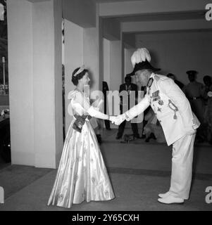 Sir James Robertson , Governatore generale della Nigeria , dà il benvenuto alla Regina alla camera dei rappresentanti federale di Lagos , Nigeria , dove ha sentito un discorso di lealtà da parte del Presidente . 2 febbraio 1956 Foto Stock