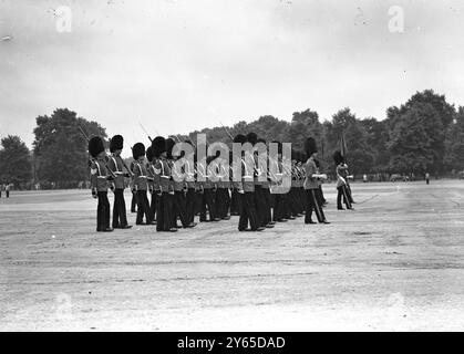 In Horse Guards Parade Grenadier e Irish Guards nella nuova formazione di Three , il nuovo Army Drill , per la prima volta 28 agosto 1939 Foto Stock