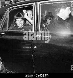 Un sorriso e un'onda di Davy Jones , cantante del nuovo gruppo pop americano The Monkees . Quasi 800 fan dei Monkees si sono scontrati con la polizia all' aeroporto di Londra mentre aspettavano il suo arrivo . 13 febbraio 1967 Foto Stock