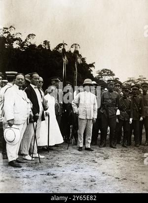 Sun Yat Sen ancora vivo. Il dottor Sun Yat Sen , il leader cinese delle riforme , che è stato dichiarato morto , è molto vivo . Questa fotografia lo mostra mentre presenta i colori alle sue truppe a Canton . 12 agosto 1924 Foto Stock