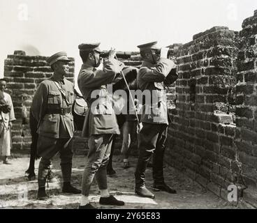 Ultime fotografie dalla Cina . Il generale BEI Chung-Shi ( muro più vicino ) e il suo capo di stato maggiore , assistendo alla ritirata dell' Esercito del Nord . È al comando dell'esercito nazionalista. 8 agosto 1927 Foto Stock