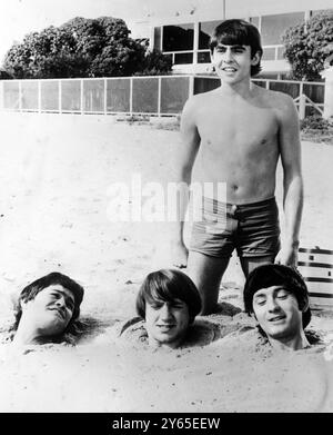 Membri del gruppo pop Monkees nel 1966 . Da sinistra a destra Davy Jones (in piedi); Mike Nesmith; Peter Tork e Mickey Dolenz a Hollywood, USA 24 gennaio 1967 Foto Stock