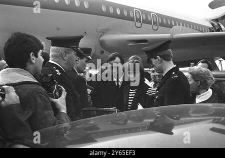 La polizia dell' aeroporto di Londra accompagna Davy Jones , cantante del gruppo pop americano The Monkees in una macchina in attesa , poco dopo il suo arrivo dall' America . La scorta era per la sua stessa protezione. Quasi 800 fan si sono scontrati con la polizia e hanno urlato attraverso l' edificio del terminal , causando il caos tra i passeggeri in attesa . 13 febbraio 1967 Foto Stock