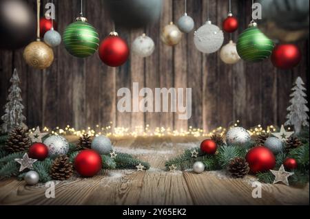 Incantevole allestimento natalizio con sfondo marrone in legno rustico come spazio per le copie, ben incorniciato da luci scintillanti e baule sospese Foto Stock