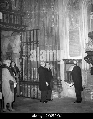 La signora Roosevelt vede svelata la targa commemorativa di suo marito . Il primo Ministro Clement Attlee accompagnato da Winston Churchill esegue la cerimonia nell' Abbazia di Westminster , mentre la signora Roosevelt guarda . 13 novembre 1948 Foto Stock