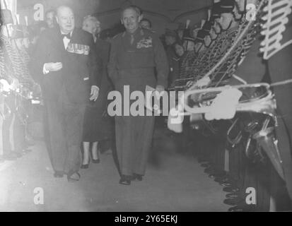 Winnie e Monty incontrano gli uomini di El Alamein Winston Churchill è stato ospite d' onore presso l' Empress Hall di Londra , durante la riunione annuale di El Alamein . Affiancato dalla guardia d'onore della Royal Artillery , il signor Churchill giunge alla riunione , accompagnato dal feldmaresciallo visconte Montgomery , che lo incontrò alla porta . La signora Churchill può essere vista dietro il 22 ottobre 1949 Foto Stock