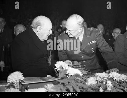 Il generale Eisenhower frequenta la riunione di El Alamein a Londra . Winston Churchill e il generale Eisenhower chiacchierano alla riunione . 19 ottobre 1951 Foto Stock