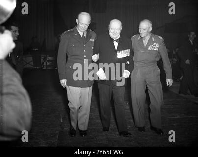 Il generale Eisenhower frequenta la riunione di El Amamein a Londra . "Vecchi amici" braccio in braccio insieme. Il generale Eisenhower , Winston Churchill , e il feldmaresciallo Montgomery , fotografati alla riunione di El Alamein a Londra . 19 ottobre 1951 Foto Stock