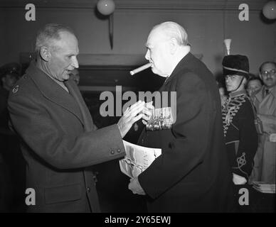 Il generale Eisenhower frequenta la riunione di El Alamein a Londra . Il feldmaresciallo Montgomery ammira le medaglie su Winston Churchill alla riunione di El Alamein . 19 ottobre 1951 Foto Stock