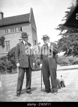 Il signor Churchill intrattiene l'America Bernard Baruch , anziano statista d'America è attualmente in visita in questo paese , e sta con il suo grande amico il signor Winston Churchill nella sua casa a Chartwell , Westerham , Kent il 12 luglio 1949 Foto Stock