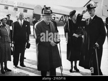 Il signor Churchill ha per lui una vera guardia grinta al banchetto di re Haakon il signor Churchill aveva trenta dei combattenti clandestini più audaci del Norway presenti alla sua richiesta speciale , quando il re Haakon ha tenuto un banchetto al leader britannico della guerra a Oslo la scorsa notte . In un discorso trasmesso al banchetto, Churchill ha detto di essere fiducioso della capacità di Norways di resistere all'aggressione sei dei nuovi caccia britannici norvegesi scortarono l'aereo del signor Churchill sulla strada per Oslo il 12 maggio 1948 Foto Stock