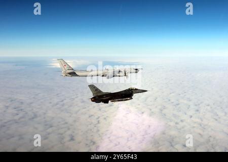 Un F-16 Fighting Falcons del NORAD intercetta un tu-142 Bear F/J russo nella Alaska Air Defense Identification zone nel settembre 2024 sotto l'operazione Nob Foto Stock