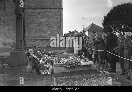 La tomba di Sir Winston Una signora in fila di visitatori alla tomba di Sir Winston indica i fiori sulla tomba di Sir Winston Churchill , che fu sepolto nel cimitero della chiesa di St Martin . 31 gennaio 1965 Foto Stock